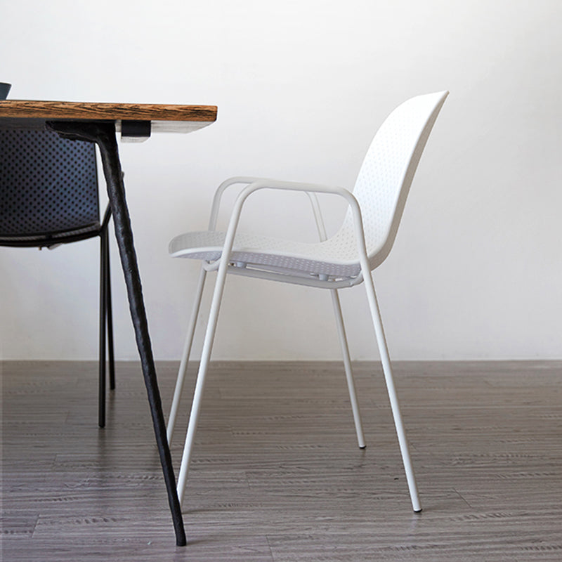 Sillas de comedor de plástico de cocina de estilo industrial que cenan sillones apilables con patas de metal