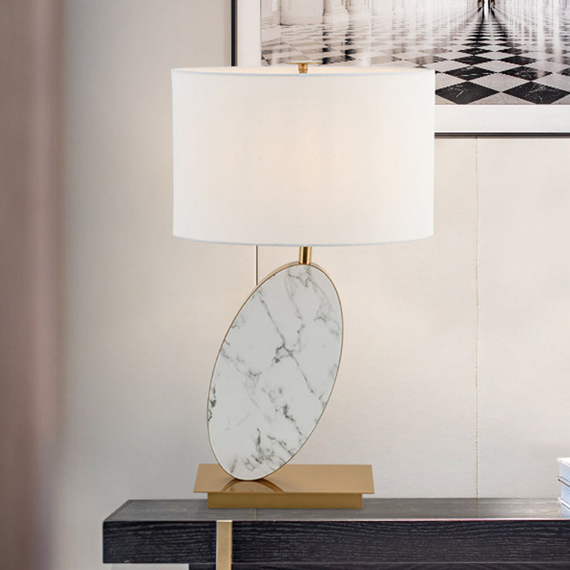1 Kopf schattierte Aufgabenlampe moderner Stofftisch Licht in Weiß mit Messingrechteck -Metallbasis