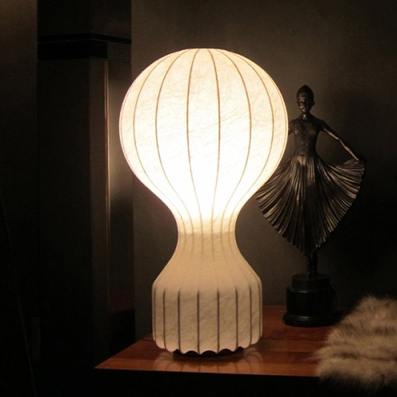Lampada da tavolo piccola curva bianca modernista a 1 lampadina in tessuto per soggiorno