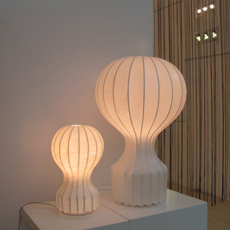 Lampada da tavolo piccola curva bianca modernista a 1 lampadina in tessuto per soggiorno