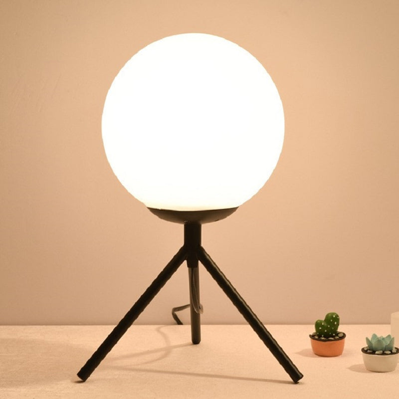 Eigentijdse 1 lamptafel Licht Zwarte bol Kleine desklamp met opaalglasschaduw