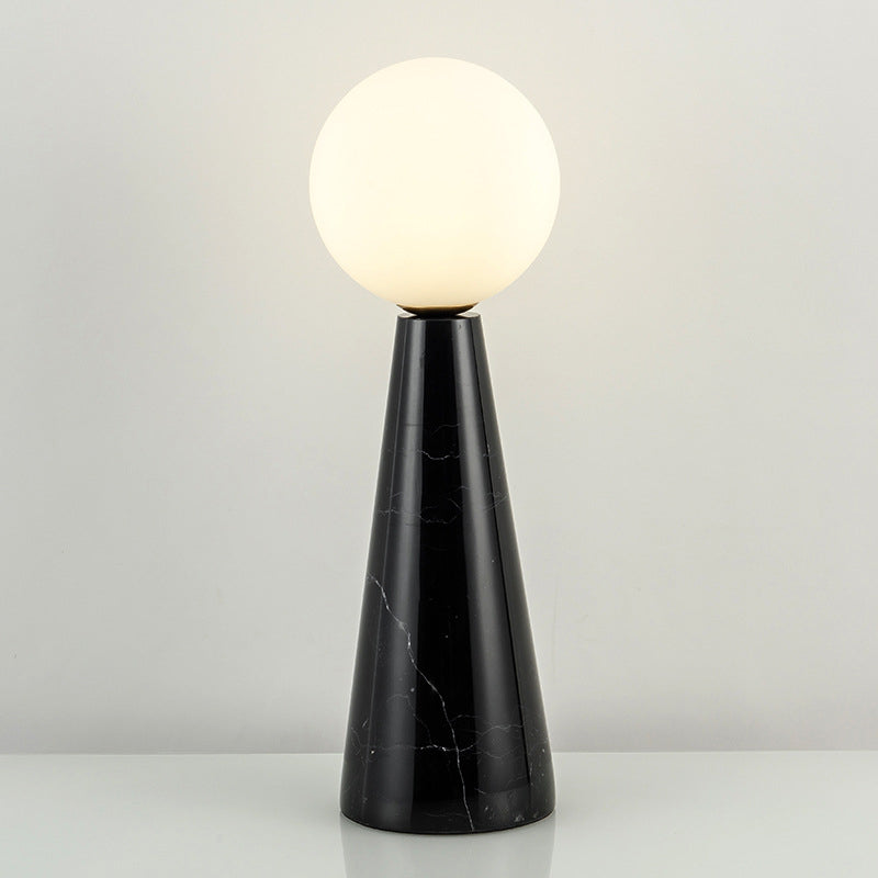 Lampada da tavolo moderna a 1 lampadina con sfera in vetro di latte con base affusolata in marmo bianco/nero