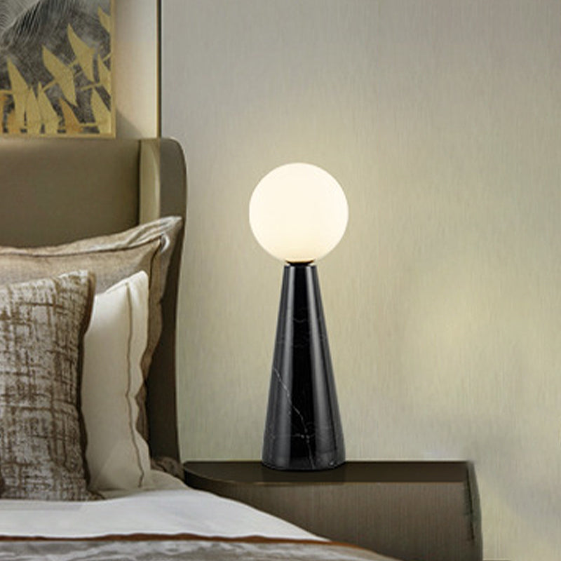 Lampada da tavolo moderna a 1 lampadina con sfera in vetro di latte con base affusolata in marmo bianco/nero