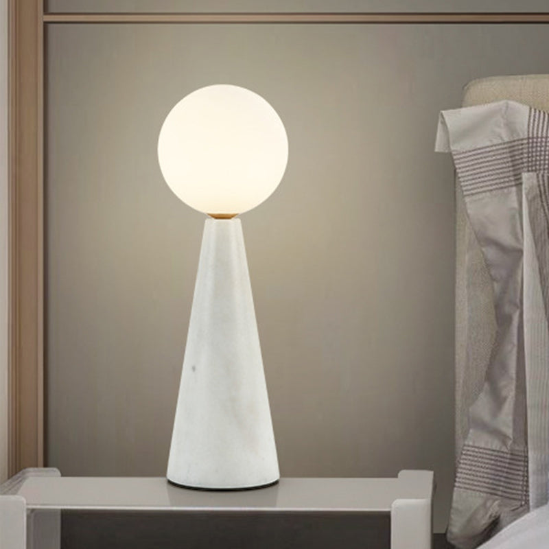 Lampada da tavolo moderna a 1 lampadina con sfera in vetro di latte con base affusolata in marmo bianco/nero