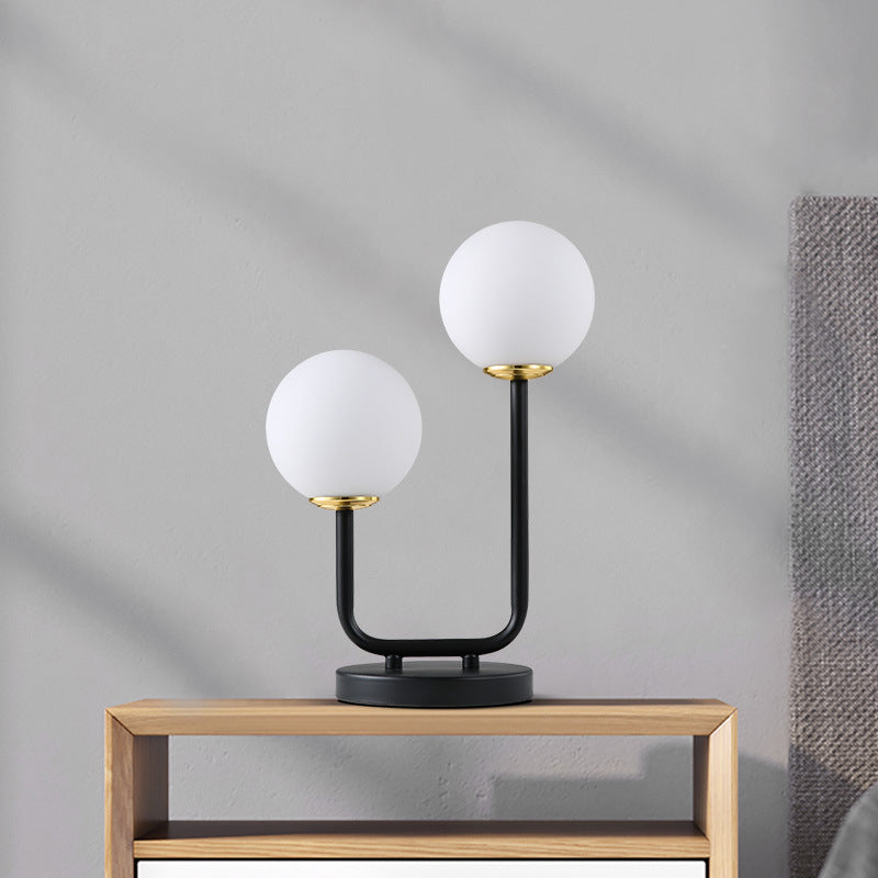 2 heads tavolo da letto leggero lampada da scrivania nera moderna con tonalità in vetro opale globo