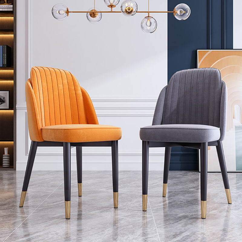 Silla de comedor de estilo escandinavo Silla de comedor de cuero y metal con respaldo sólido