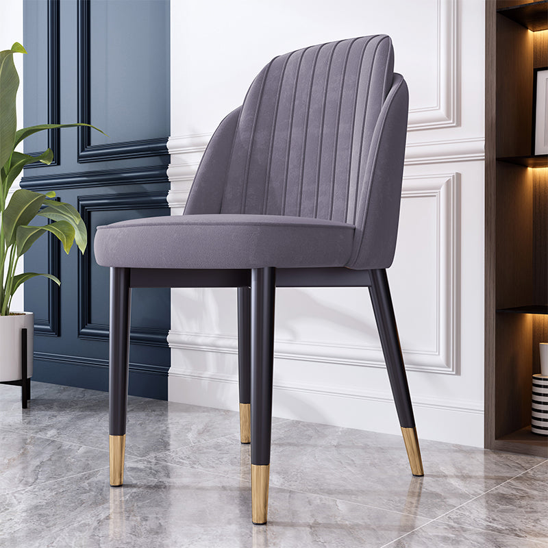 Silla de comedor de estilo escandinavo Silla de comedor de cuero y metal con respaldo sólido