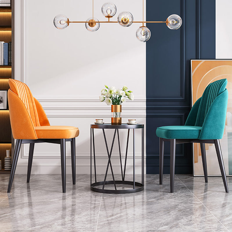Silla de comedor de estilo escandinavo Silla de comedor de cuero y metal con respaldo sólido