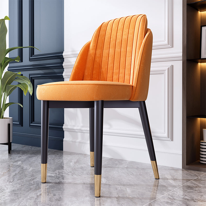 Silla de comedor de estilo escandinavo Silla de comedor de cuero y metal con respaldo sólido