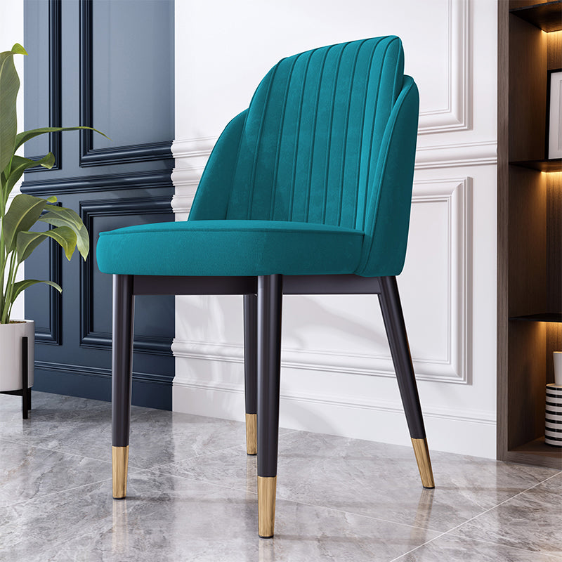 Silla de comedor de estilo escandinavo Silla de comedor de cuero y metal con respaldo sólido