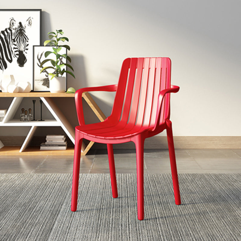 Cuisine de style contemporain dinant des chaises en plastique dinant des fauteuils empilables