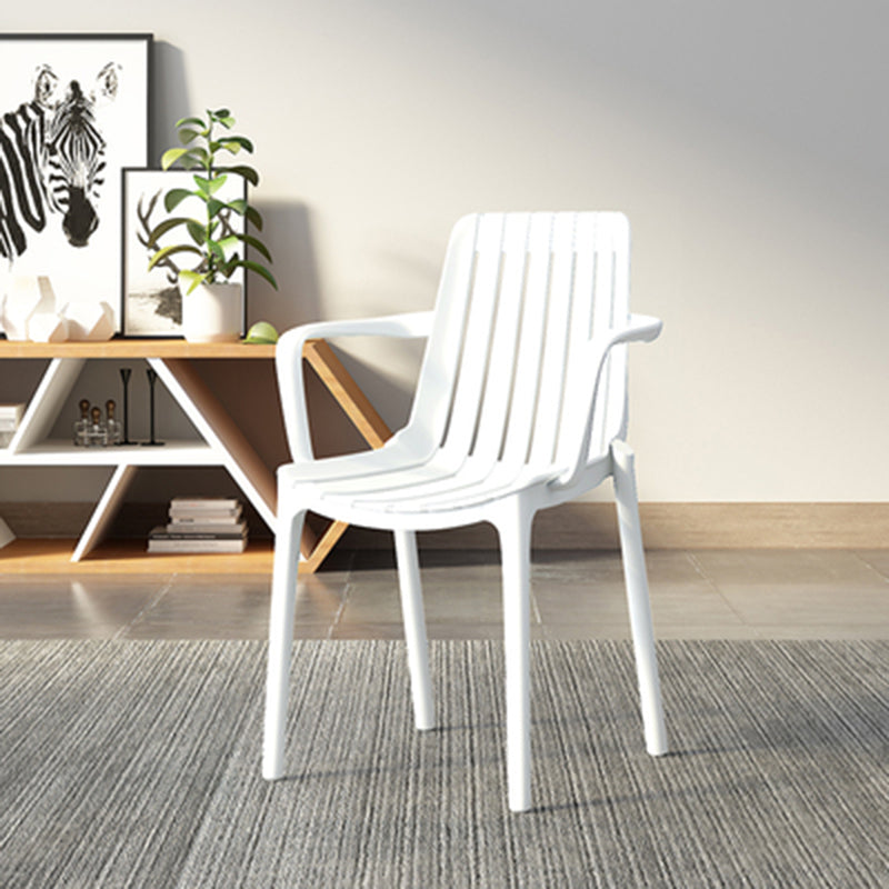 Cuisine de style contemporain dinant des chaises en plastique dinant des fauteuils empilables