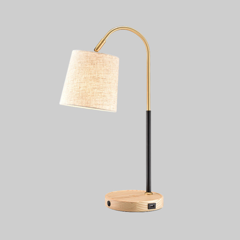 Tissu Barrel Desk Light moderne 1 ampoule rouge brun rouge / beige lampe de table de nuit beige avec bras en métal courbé