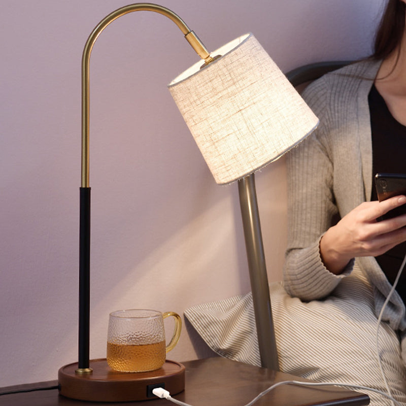 Tissu Barrel Desk Light moderne 1 ampoule rouge brun rouge / beige lampe de table de nuit beige avec bras en métal courbé