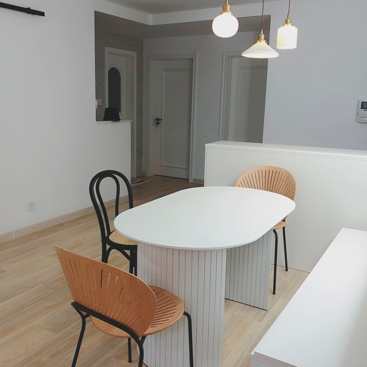 Mesa de comedor contemporánea de madera maciza mesa blanca de madera blanca con alto contenido de brillo para comedor