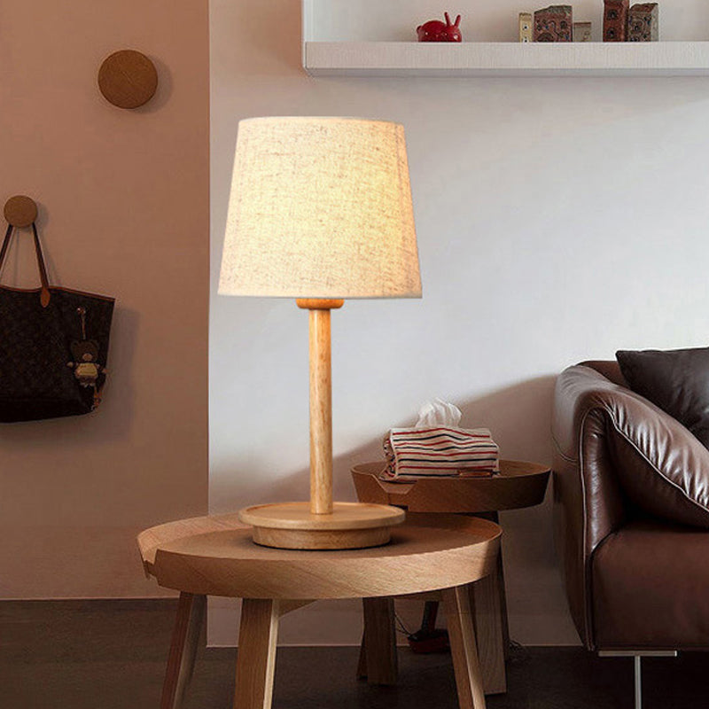 Lampada da comodino moderna affusolata in tessuto con 1 lampadina, colore bianco con base in legno