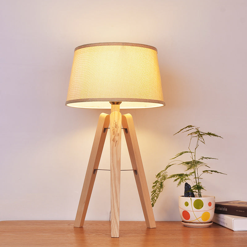 Lampada da comodino modernista a 1 lampadina con luce da scrivania affusolata in tessuto in marrone/beige con treppiede in legno