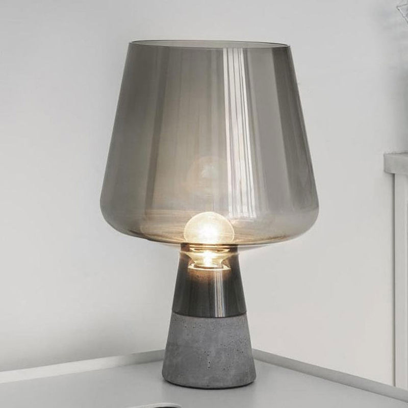 Lampada da tavolo Modernism Cup Lampada da comodino a 1 testa in vetro cognac/grigio fumo con base in cemento