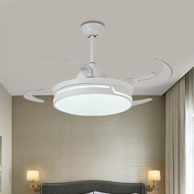 Metaalwitte plafondventilator Lamp Cirkel 42 "W LED Modernism Semi Flush Mount Light Watle voor slaapkamer, 8 bladen