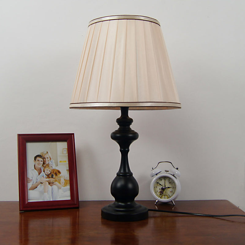 Taste en tissu plissé Light moderne 1 lampe de lecture beige moderne, base en métal noir incurvé