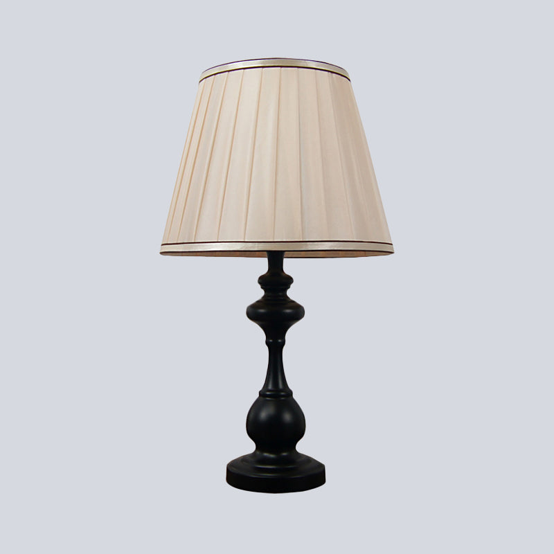 Taste en tissu plissé Light moderne 1 lampe de lecture beige moderne, base en métal noir incurvé