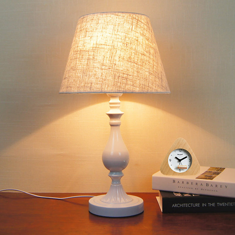 Lámpara de escritorio metálico en forma de urna Modernista 1 Bulbo White Table Luz con sombra de tela