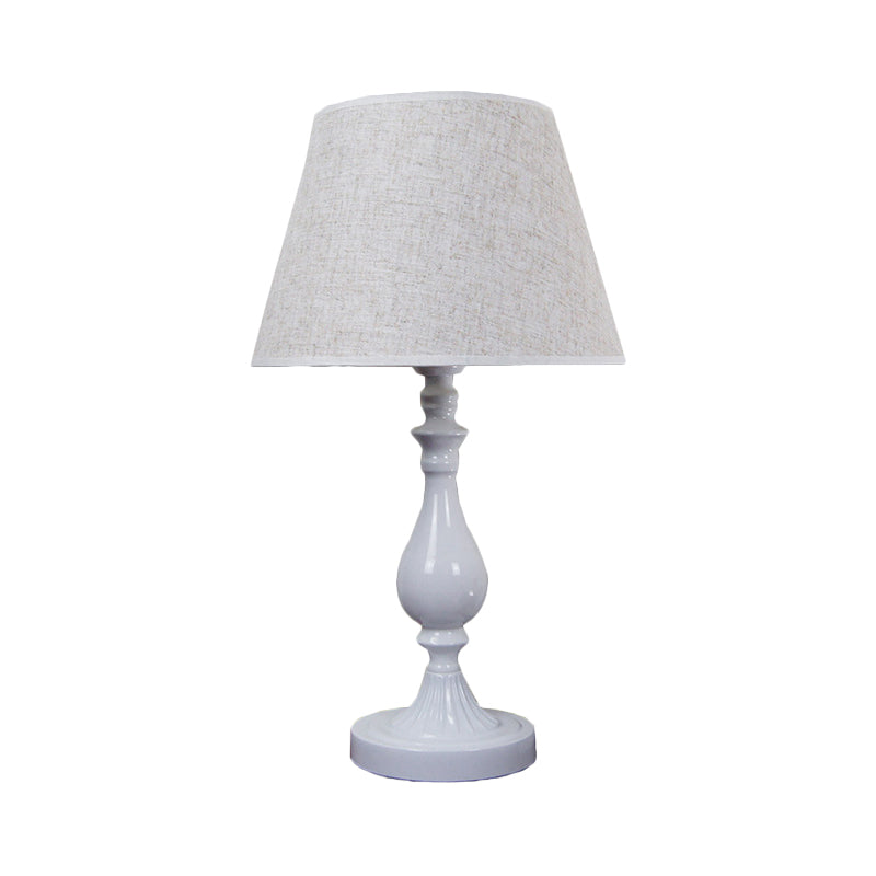 Lámpara de escritorio metálico en forma de urna Modernista 1 Bulbo White Table Luz con sombra de tela