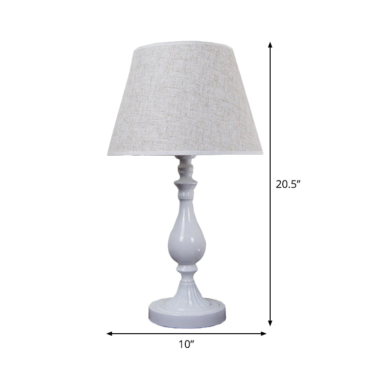 Lámpara de escritorio metálico en forma de urna Modernista 1 Bulbo White Table Luz con sombra de tela