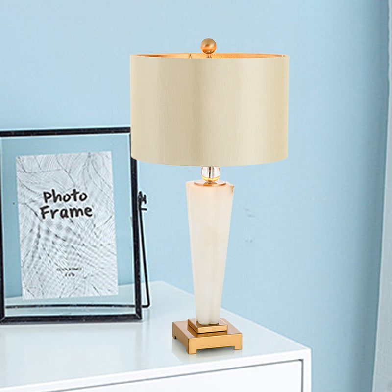 Gerade Schatten -Lese -Lampe Moderne Stoff 1 Glühbirnenbeleuchtung in Weiß