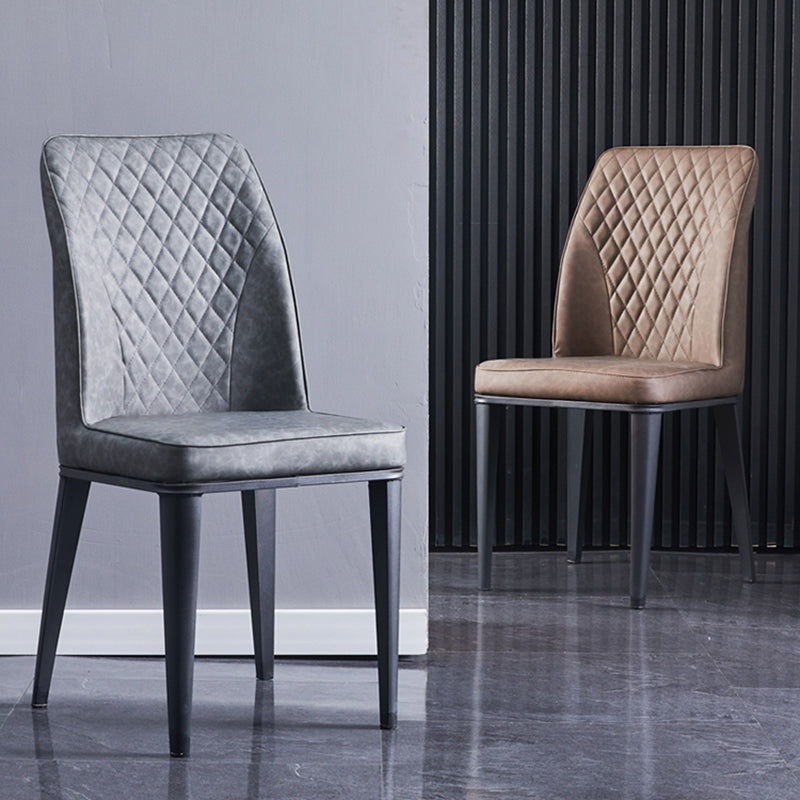 Silla lateral interior escandinava Silla de comedor con respaldo sólido tapizada de metal