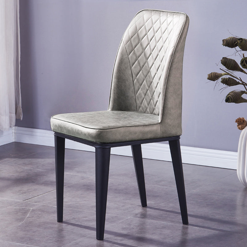 Silla lateral interior escandinava Silla de comedor con respaldo sólido tapizada de metal