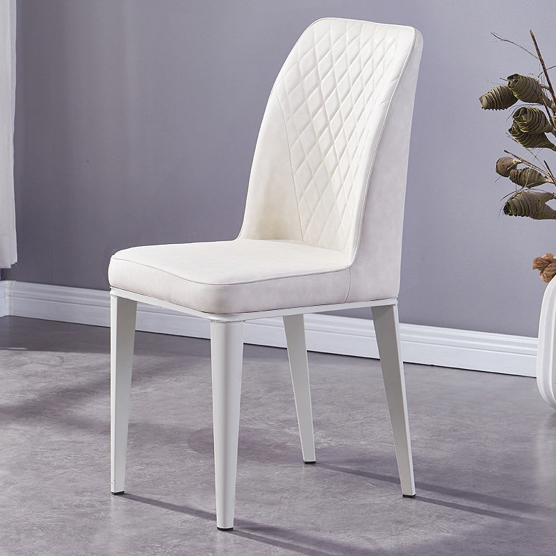 Silla lateral interior escandinava Silla de comedor con respaldo sólido tapizada de metal