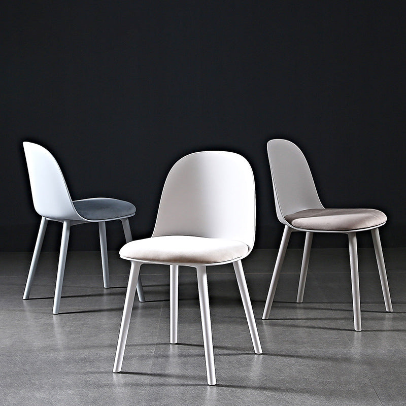 Chaise d'appoint de restaurant scandinave en plastique, finition mate, chaise de salle à manger Parsons (Ensemble de 4)