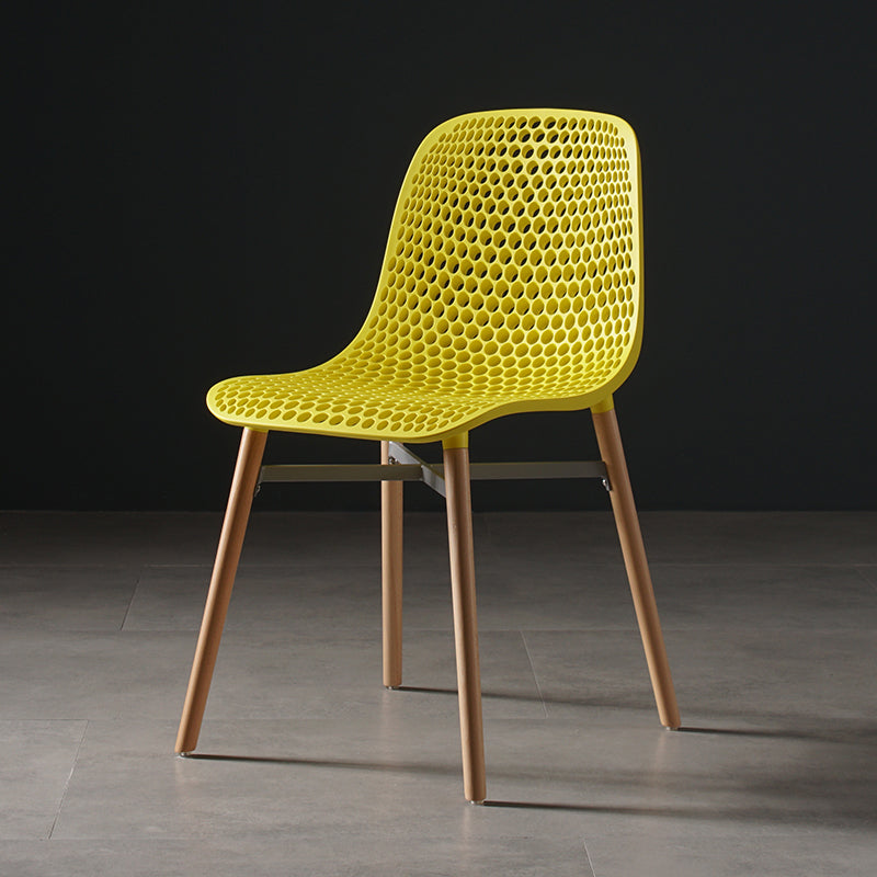 Chaise de salle à manger en plastique de style scandinave, sans accoudoirs, à dossier solide, avec pieds en bois
