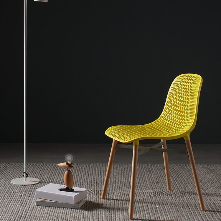 Chaise de salle à manger en plastique de style scandinave, sans accoudoirs, à dossier solide, avec pieds en bois