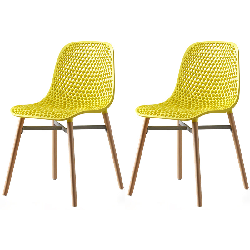 Chaise de salle à manger en plastique de style scandinave, sans accoudoirs, à dossier solide, avec pieds en bois