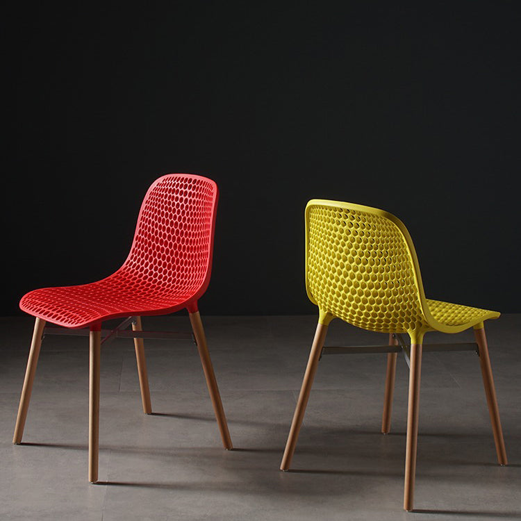 Chaise de salle à manger en plastique de style scandinave, sans accoudoirs, à dossier solide, avec pieds en bois