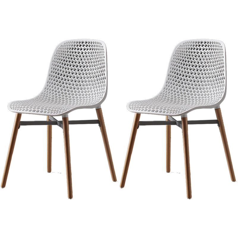 Chaise de salle à manger en plastique de style scandinave, sans accoudoirs, à dossier solide, avec pieds en bois