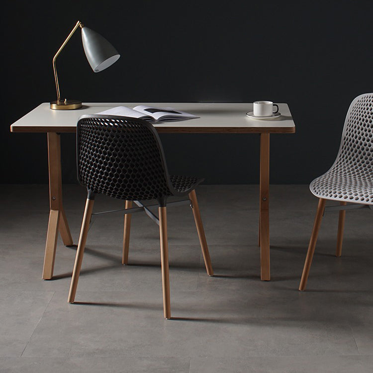 Chaise de salle à manger en plastique de style scandinave, sans accoudoirs, à dossier solide, avec pieds en bois