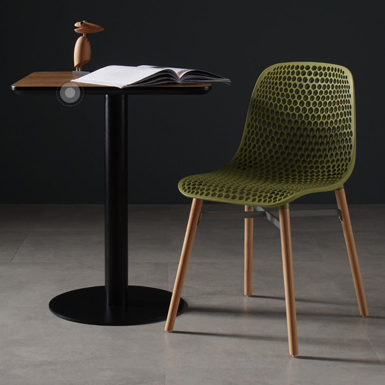 Chaise de salle à manger en plastique de style scandinave, sans accoudoirs, à dossier solide, avec pieds en bois