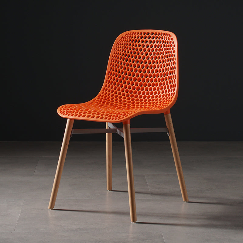 Chaise de salle à manger en plastique de style scandinave, sans accoudoirs, à dossier solide, avec pieds en bois