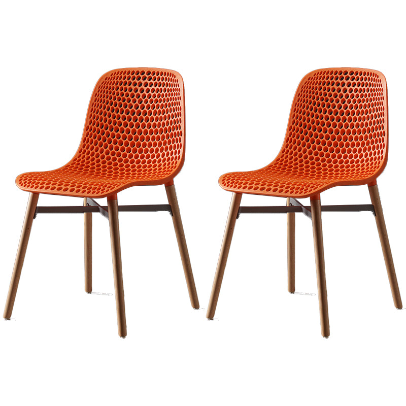 Chaise de salle à manger en plastique de style scandinave, sans accoudoirs, à dossier solide, avec pieds en bois