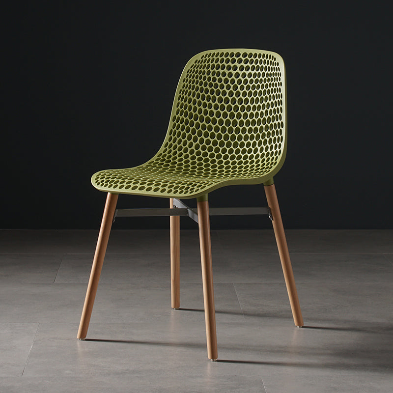 Chaise de salle à manger en plastique de style scandinave, sans accoudoirs, à dossier solide, avec pieds en bois