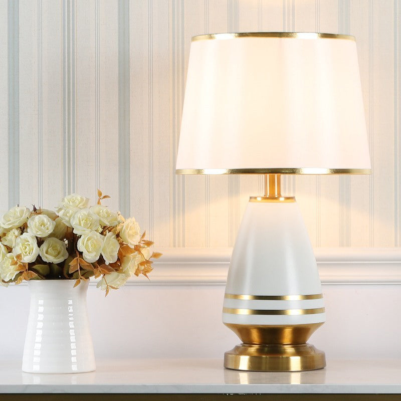 Lampada da comodino con paralume conico Lampada da lettura in tessuto contemporaneo con 1 testa in bianco