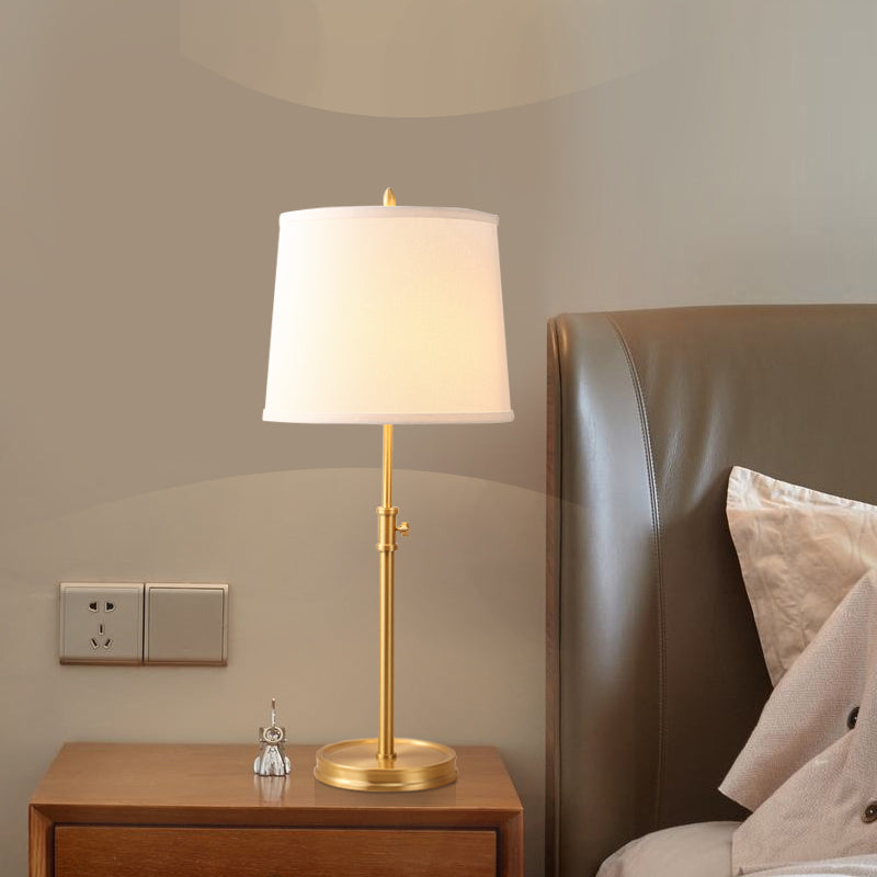Weißer Barrel Nachttisch Licht Modernismus 1 Glühbirnen -Stoff -Nachttischbeleuchtung für Schlafzimmer