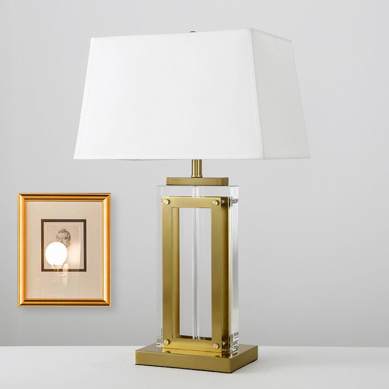 Lámpara de mesa de noche modernista rectangular de tela con cristal transparente y 1 bombilla en dorado