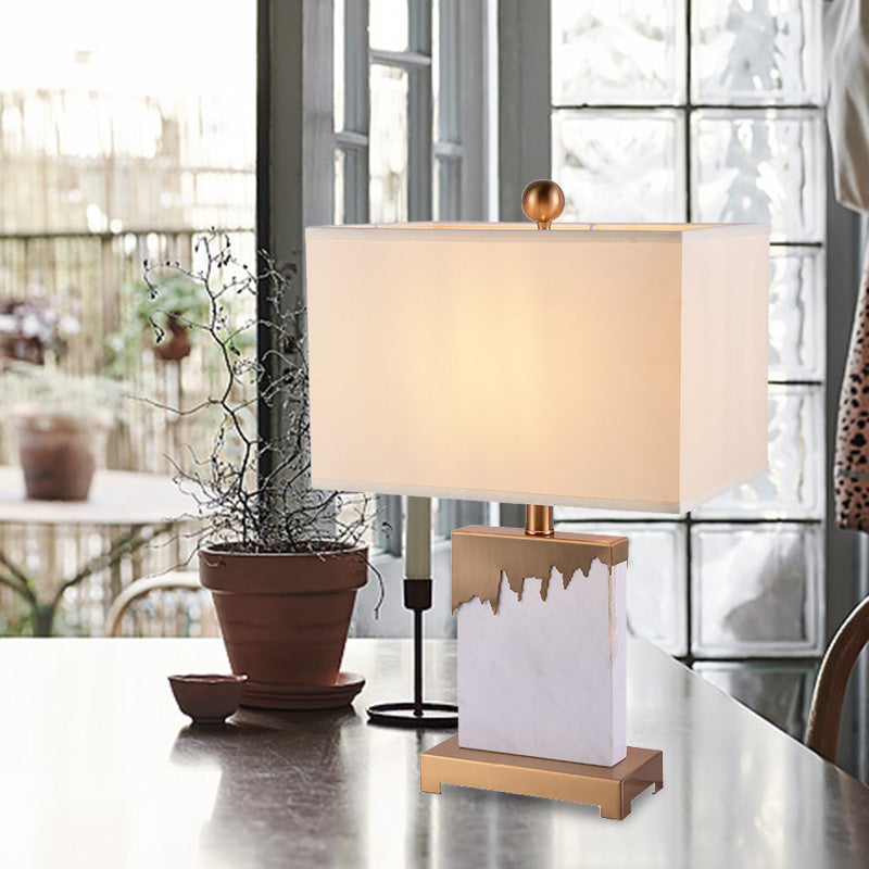 Zeitgenössischer 1 Glühbirnentisch helles goldenes Rechteck kleine Schreibtischlampe mit Stoffton