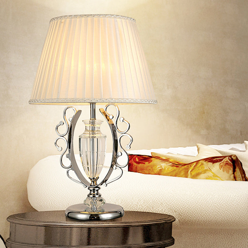 Lampada da lettura moderna a forma di urna in cristallo tagliato a mano a 1 testa, lampada da comodino in cromo
