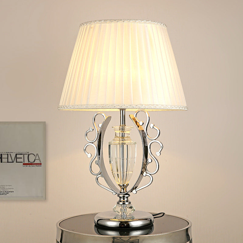 Lampada da lettura moderna a forma di urna in cristallo tagliato a mano a 1 testa, lampada da comodino in cromo