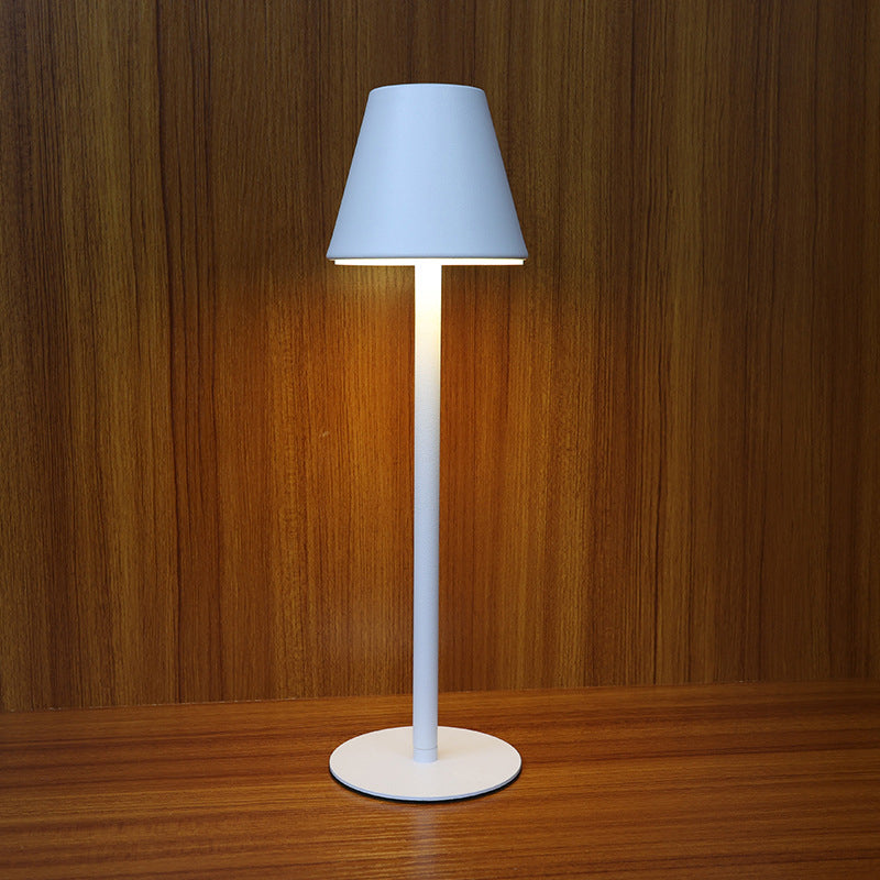 Lampada da tavolo contemporanea a 1 luce a cono in metallo a LED Light per sala da pranzo
